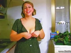 Cubo hermosa chica disfruta porno real en casa de grandes tetas