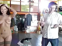 Un tipo grande que mete sus dedos en ella. real casero xxx