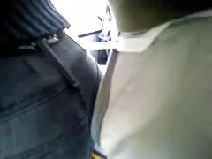 Chica, en bragas, amas de casa reales follando descalza en el coche.