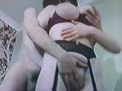 Amateur Gangster video en una videos reales de porno caseros pieza delante de la cámara.